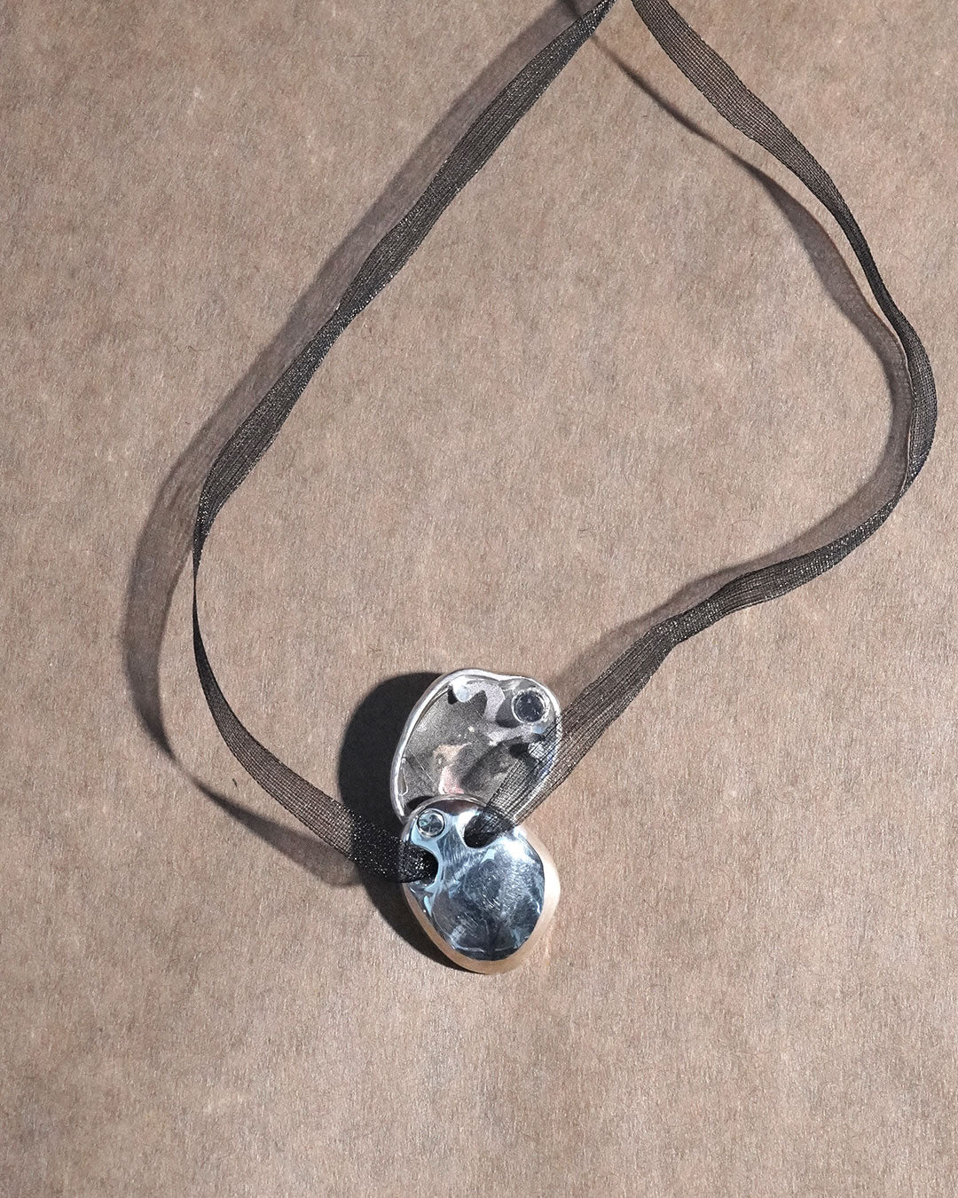 A stone locket necklace ribon BK